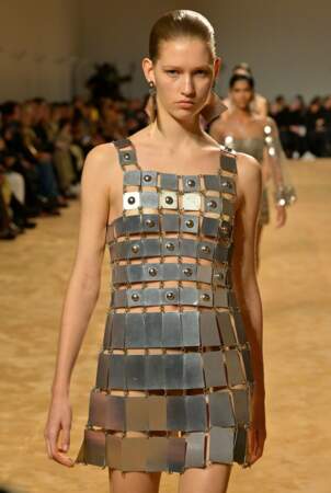On retrouve ainsi la célèbre robe en carrés et rectangles d'aluminium