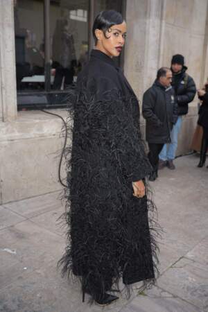 Sabrina Dhowre Elba, l'épouse de l'acteur Idris Elba, adopte un look noir très vintage