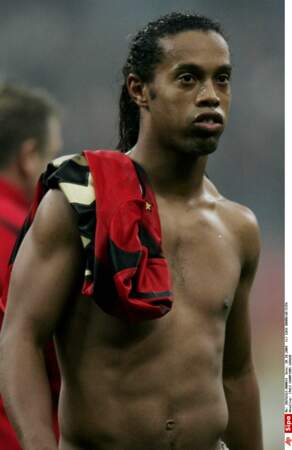 En 2008, à cause de performances moyennes et d'une hygiène de vie laxiste, il signe à l'AC Milan  