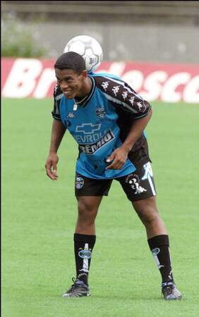 Athlétique, il apprend le football à l'académie du club brésilien de Porto Alegre : le Grêmio 