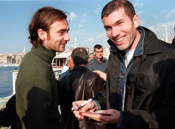 Ici, il pose avec Zinédine Zidane