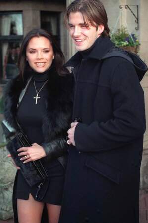 David et Victoria Beckham annoncent leurs fiançailles en 1998.