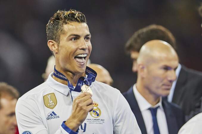 En 2015, Cristiano Ronaldo est élu Ballon d'or pour la troisième fois. 