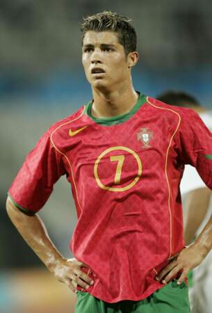 En 2004, à seulement 19 ans, il dispute l'Euro 2004 avec la sélection portugaise. 