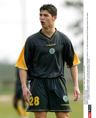 Il intègre le club de formation du Sporting Portugal à l'âge de 11 ans. 