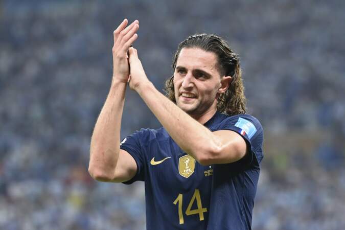 Lors de la Coupe du Monde 2022, il joue les cheveux attachés après la défaite de la France en finale face à l'Argentine.