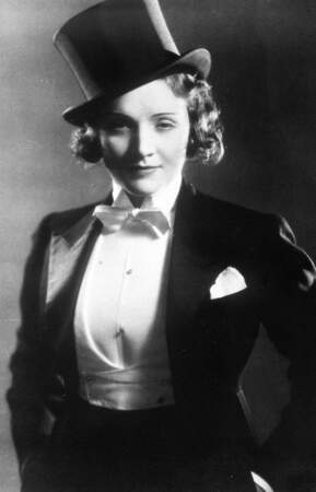 La grande Marlene Dietrich aurait également cédé au charme du bellâtre.