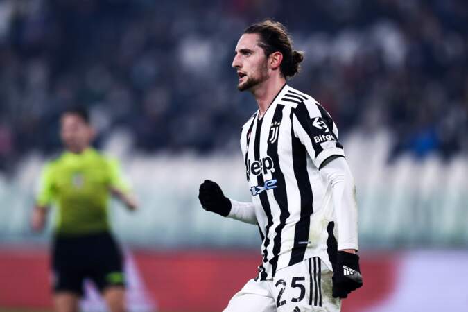 On retrouve le jeune homme de 26 ans et son chignon bas à la Juventus Turin.
