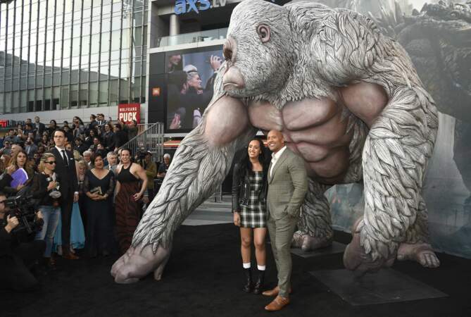 L'acteur pose aux côtés de sa fille pour l'avant-première de Rampage (2018). Derrière eux : le terrible George, gorille devenu incontrôlable. The Rock aurait-il trouvé ennemi à sa taille ? 