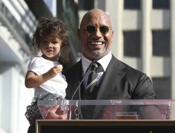 Pour l'inauguration de son étoile sur le Hollywood Walk of Fame, 
Dwayne Johnson est accompagné d'une autre de ses filles. Avec de tels biscotos, le papa peut la porter longtemps ! 