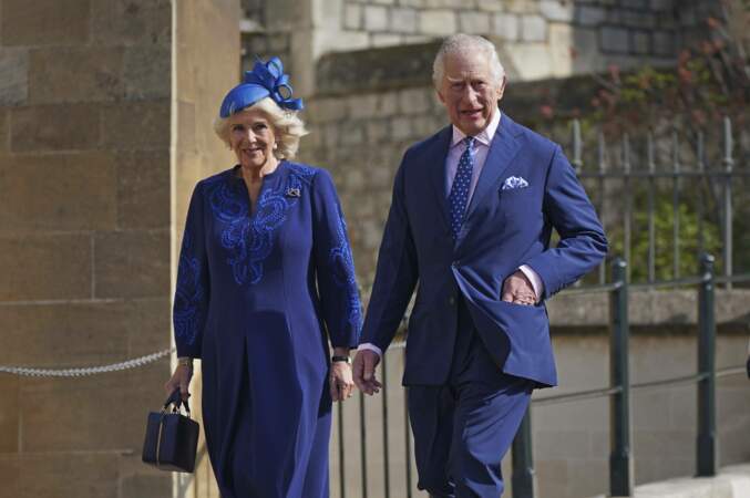 Camilla et le roi Charles III en direction de la messe de Pâques à la chapelle Saint-Georges du château de Windsor