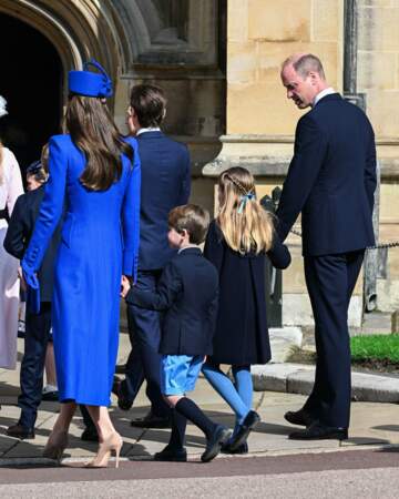 La famille royale entrant dans la chapelle Saint-Georges du château de Windsor pour la messe de Pâques