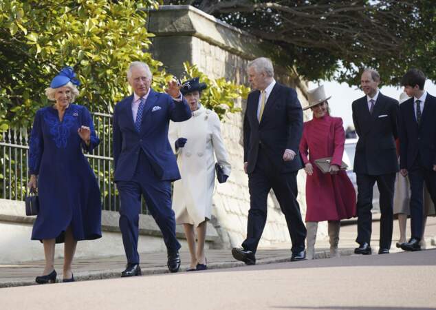 La famille royale en direction de la messe de Pâques à la chapelle Saint-Georges du château de Windsor