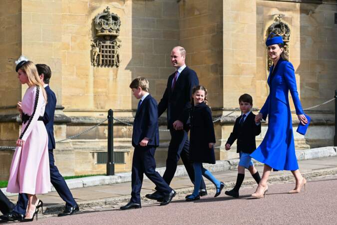 Le prince William, sa femme Kate Middleton et leurs enfants George, Charlotte et Louis en direction de la messe