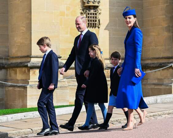 La famille se rend à la messe de Pâques à la chapelle Saint-Georges du château de Windsor
