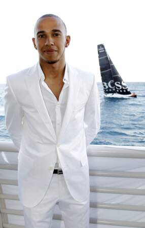 À l'occasion d'une soirée en marge du Grand Prix de Monaco 2011, Lewis Hamilton aborde un total look blanc. 