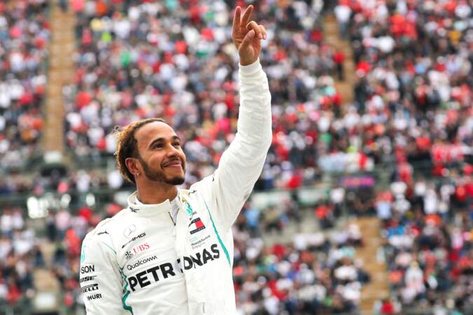 En 2018, barbe et cheveux plus clairs, Lewis Hamilton change quelque peu. 