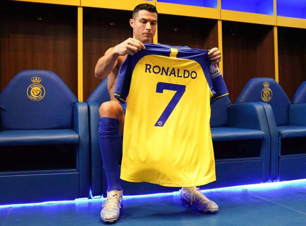 Cristiano Ronaldo joue actuellement au Al-Nassr Football Club à Riyadh. Il est le joueur le mieux payé avec 140 millions de dollars de revenus annuels (près de 123 millions d'euros).