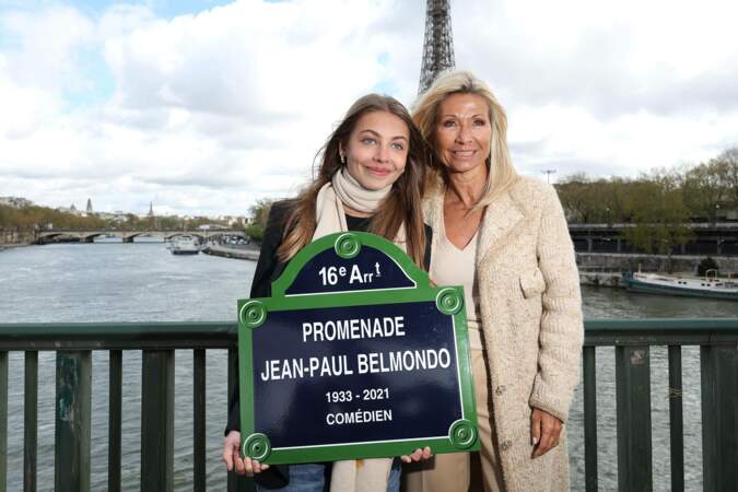 Elle était accompagnée par leur fille : Stella Belmondo