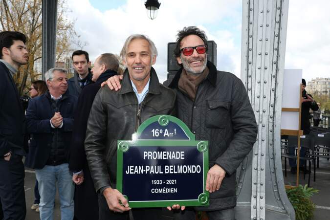 Paul Belmondo et Anthony Delon, les fils des deux grands acteurs et amis dans la vie, ont pris la pause ensemble avec un grand sourire 