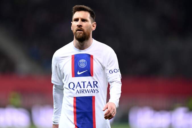 Lionel Messi est le 3e footballeur le mieux payé. Actuellement au PSG, il touche 120 millions de dollars annuels soit près de 109 millions d'euros.