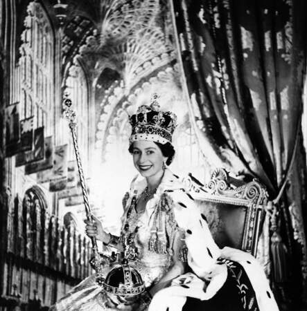 Elizabeth II est couronnée reine de Grande Bretagne et d'Irlande du Nord. Elle détient le plus long règne de l'histoire britannique.