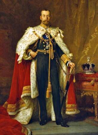 Le roi George V règne de 1910 à 1936 et a vécu le changement de nom de la famille royale de Saxe-Cobourg en Windsor (1917).