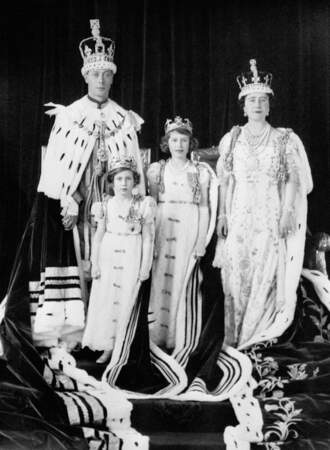 Le roi George VI et la reine consort Elizabeth avec leurs enfants, les princesses Elizabeth et Margaret Rose (1937).