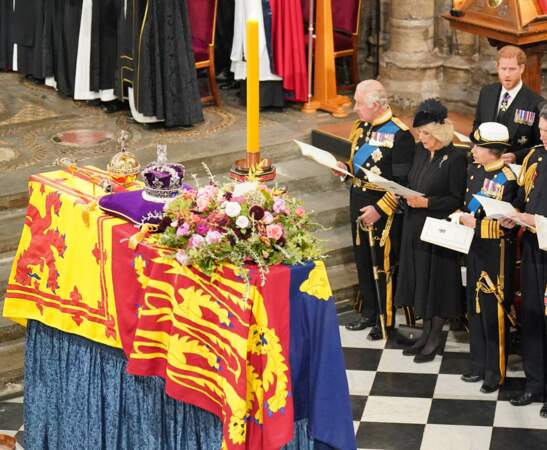 À la mort de la reine Elizabeth II, le 8 septembre 2022, son fils Charles, prince de Galles, devient le nouveau roi sous le nom de Charles III en attendant la cérémonie de couronnement.