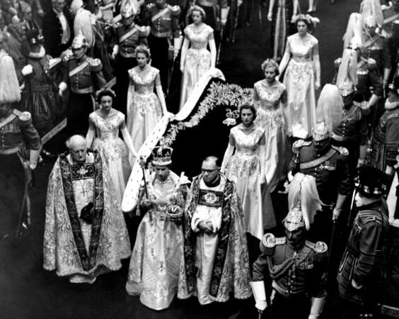 Ce 2 juin 1953, la reine Elizabeth II s'avance dans l'abbaye de Westminster pour son couronnement.