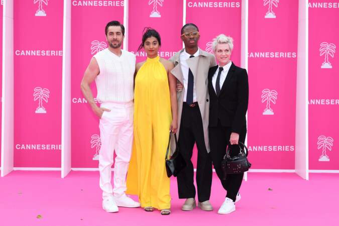 Agustin Galiana, Kathy Packianathan, Dembo Camilo et Virginie Caliari, une partie du casting d'Ici tout commence sur le tapis rose de CannesSeries