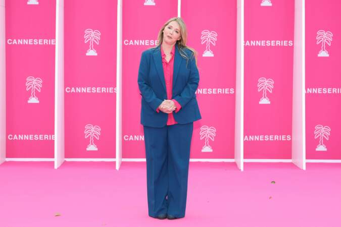 Hélène Rolles se confondait presque avec le décor avec son chemisier rose sur le tapis rose de  Canneséries