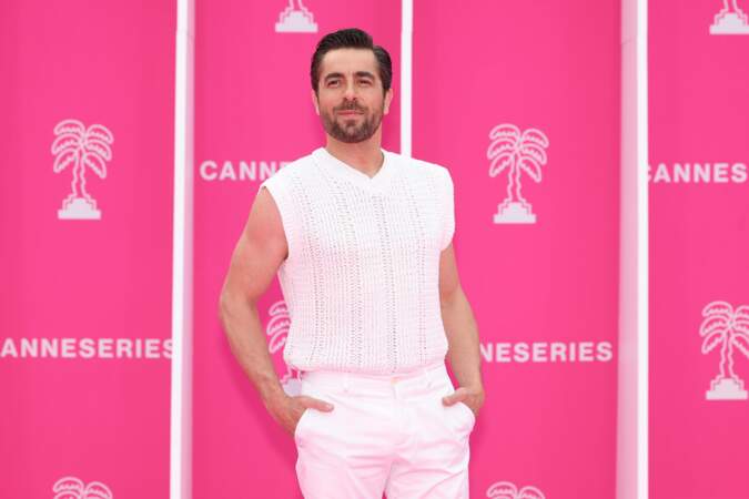 Agustin Galiana, l'acteur d'Ici tout commence, était tout de blanc vêtu sur le tapis rose de CannesSéries