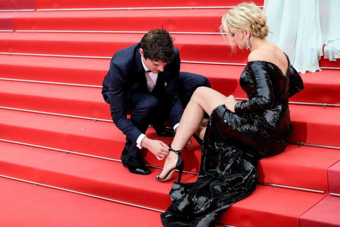 Sur le tapis rouge de Cannes en 2019 il vole au secours de sa compagne