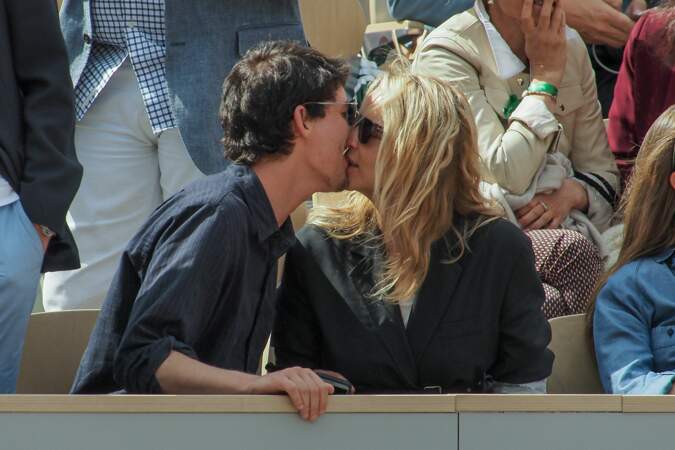 Heureux, ils n'hésitent pas à s'embrasser en public