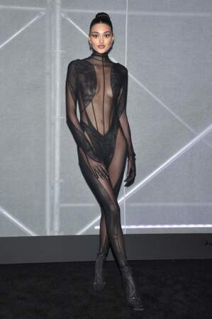 Neelam Gill, une mannequin indo-britannique, était radieuse ! Et elle a laissé peu de place à l'imagination avec sa combinaison transparente