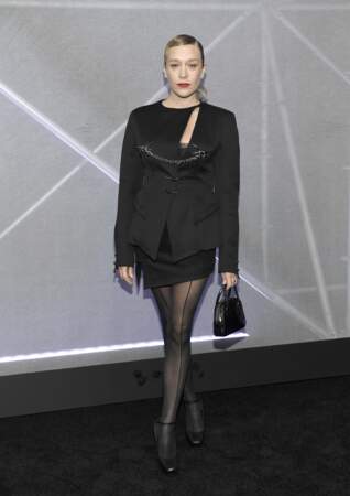 La comédienne Chloe Sevigny faisait également partie des invités portant un design exclusif de la collection ! Un look chic tout en noir