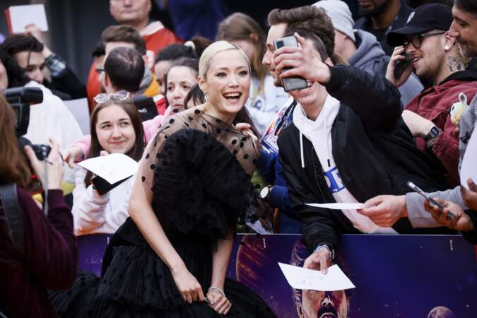 Séance selfie pour l'actrice Pom Klementieff