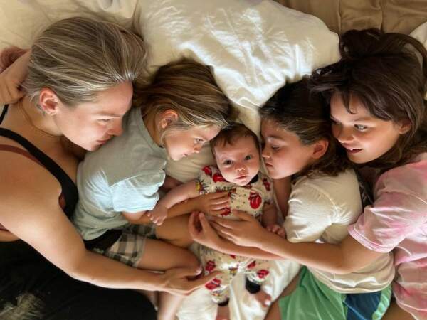 En 2022, ils ont accueilli un petit garçon, qui est en fait le 5ème enfant de l'acteur. Ici, Sharna Burgess pose avec leur fils et les trois enfants de l'acteur nés de son mariage avec Megan Fox.