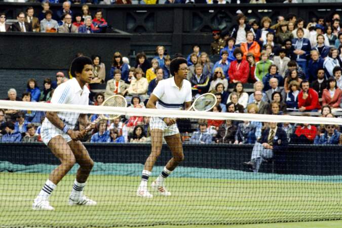 Yannick Noah a commencé sa carrière professionnelle sportive en 1978. Ici, en double à Wimbledon. 