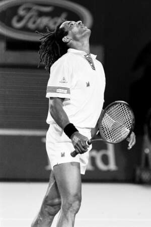 Il a l'air abattu lors de son quart de finale de l'Open d'Australie le 21 janvier 1990 face à Mikael Pernfors.