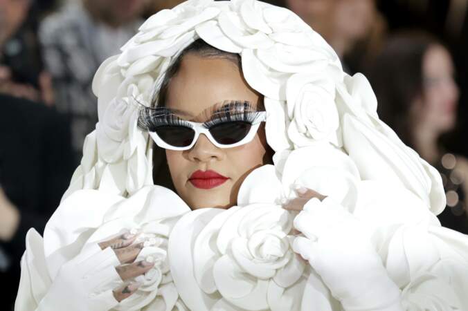 Rihanna est l'une des invités dont la tenue a été la plus commentée : une impressionnante robe de mariée accompagnée de son manteau brodé de fleurs blanches.