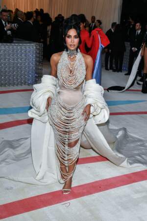 Très remarquée en 2022, Kim Kardashian avait choisi une tenue plus sobre mais néanmoins remarquable : une robe rideau perlée en hommage à l'attrait de Karl Lagerfeld pour les perles.