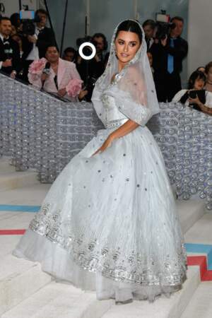 Dans le même esprit, Penelope Cruz avait elle aussi choisi une robe d'inspiration nuptiale issue de la collection 1988 de Chanel. 