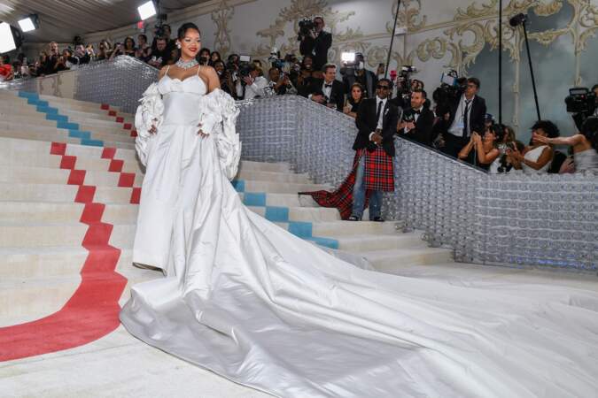 Une tenue signée Valentino qui faisait écho à la très attendue révélation d'une robe de mariée en finale de chaque défilé de Karl Lagerfeld.