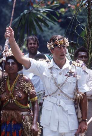 En Papouasie-Nouvelle-Guinée en 1984, il portait des accessoires traditionnels fabriqués avec des coquillages