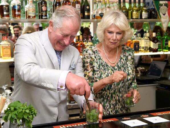 Le roi Charles s'improvise barman en préparant un cocktail à Cuba