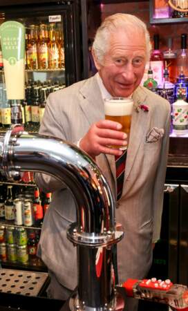 Une petite bière pour le roi Charles, lors de sa visite du Lion Pub au Pays de Galles en 2022