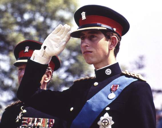 En 1969, le prince Charles portait l'uniforme pour saluer les militaires