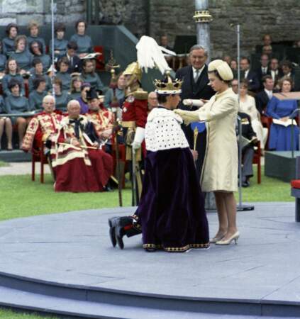 En 1969, le prince Charles recevait officiellement la couronne des princes de Galles par sa mère, la reine Elizabeth II
